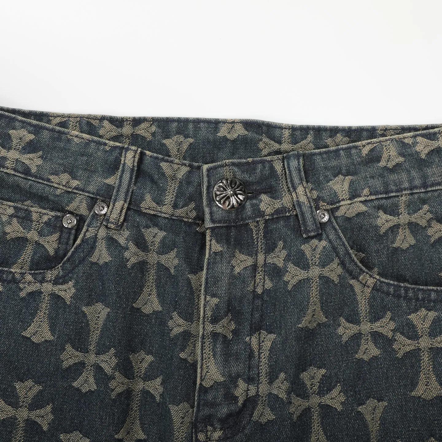 P220 Chrome Hearts｜Chrome Hearts CH all-over jacquard bootcut jeans - the same style as those of Internet celebrities. Cross-printed jeans, with unique cross design elements and all-over printing, full of design sense. It is made of 100% denim cotton fabric with heavy coarse yarn count, which ensures a stiff and tough silhouette while being soft, comfortable and breathable. The lapel is designed with silver buttons and is full of texture.  The classic dark yellow cross logo is all over the pants. They are generous and full of personality without being exaggerated. They are perfect for spring and summer!    Custom hardware! Same style for couples!  The three standards are complete, and the non-market version of the same style for men and women is free to compare and the quality is absolutely guaranteed. Size: 28/30/32/34/36 (s-xxl) Waist: 72/77/82/87/92 Knee: 55/56.5/58/59.5/61 Pants length: 103.5/105.5/107.5/109.5/111.5